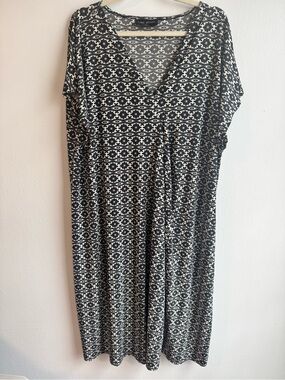 Lane Bryant- Black & White Patterned V-Neck Pleat Front Dress